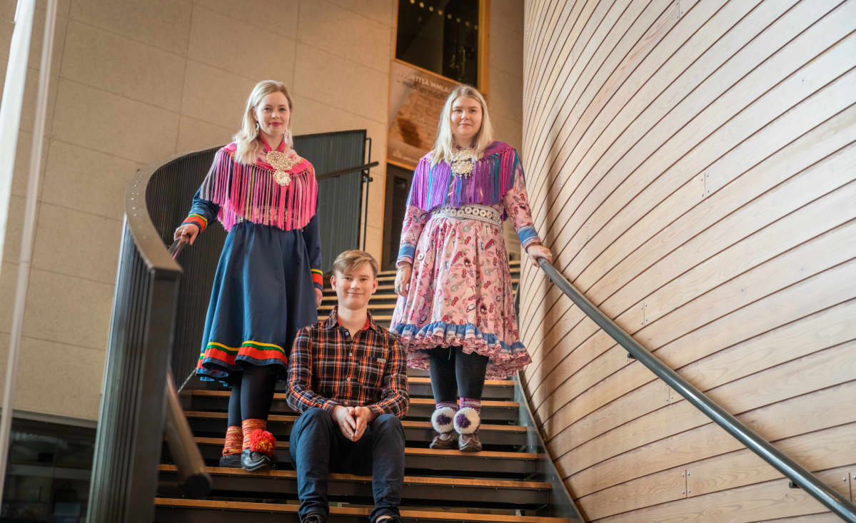 Sámedikki nuoraidráđi ságadoalli Risten Mustonen, várreságadoalli Ánte Veijola ja várrelahttu Marianne Ketola.