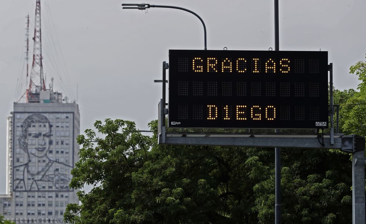 "Kiitos Diego", luki valotaulussa Buenos Airesissa.