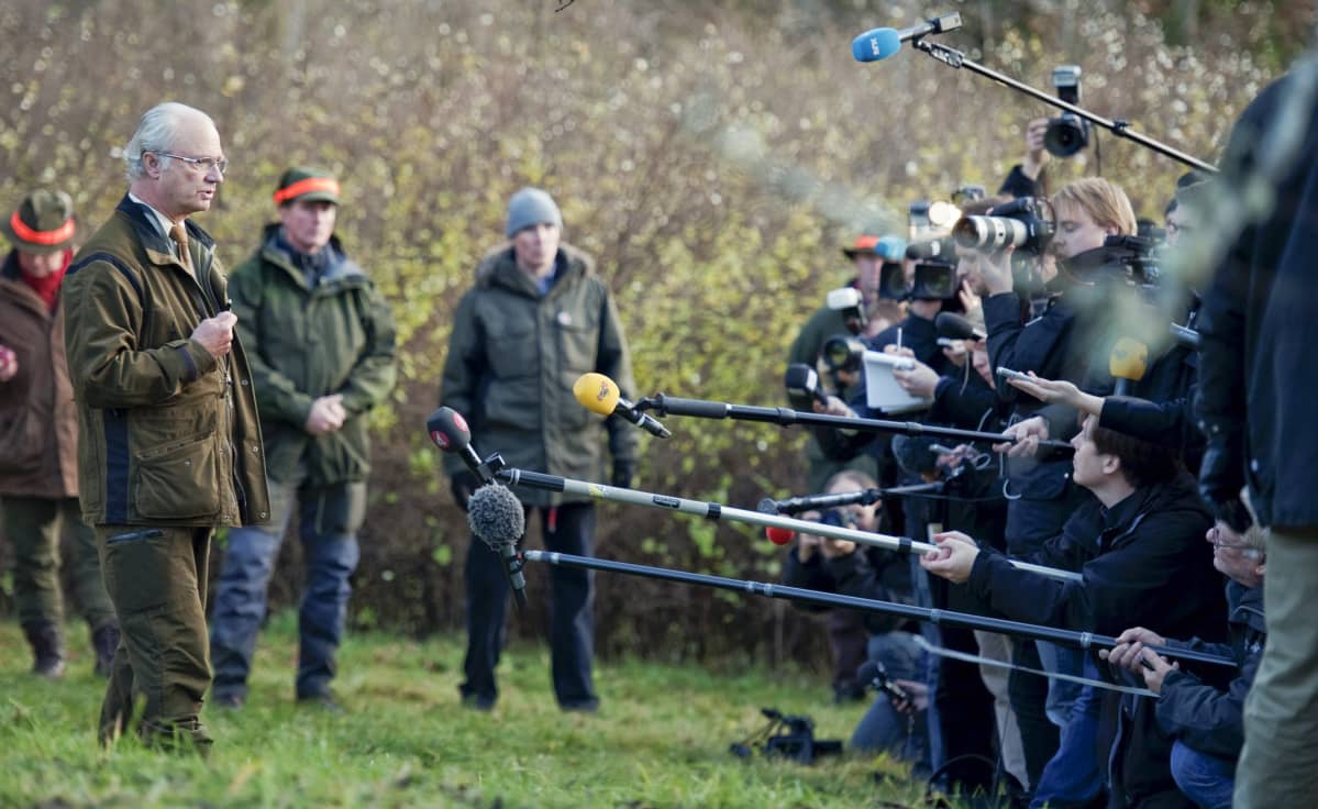 Kuningas Kaarle XVI Kustaa Hunnebergin metsästysmajalla, missä hän kommentoi kohukirjaa "Carl XVI Gustaf – Den motvillige monarken" lokakuussa 2010.