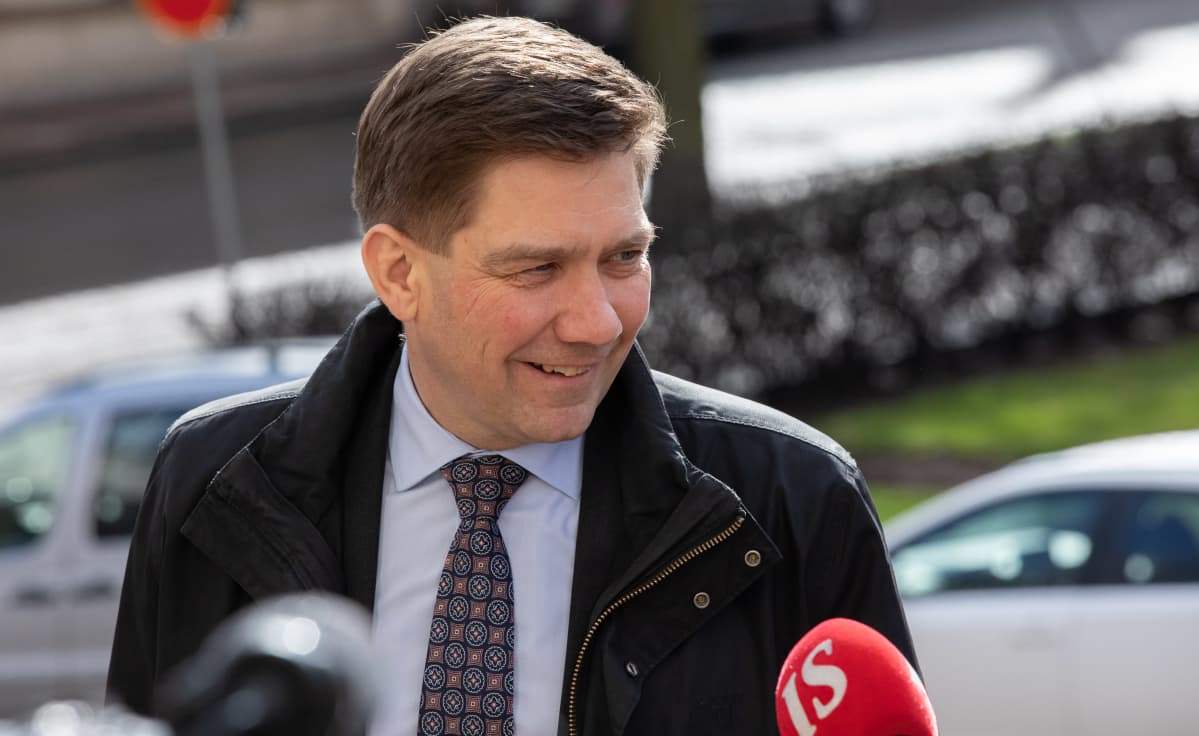 Thomas Blomqvist på väg uppför Ständerhusets trappor.