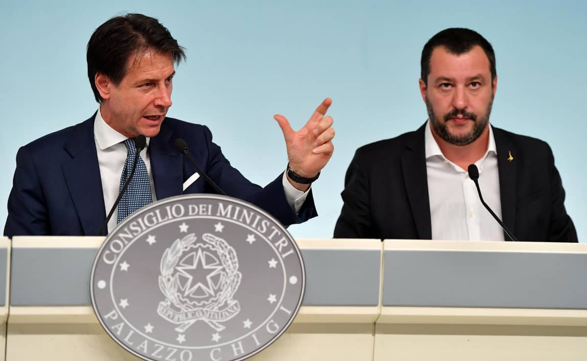 Italian pääministeri Giuseppe Conte ja sisäministeri Matteo Salvini esittelevät tiukempia maahanmuuttolakeja Roomassa 24. syyskuuta 2018.