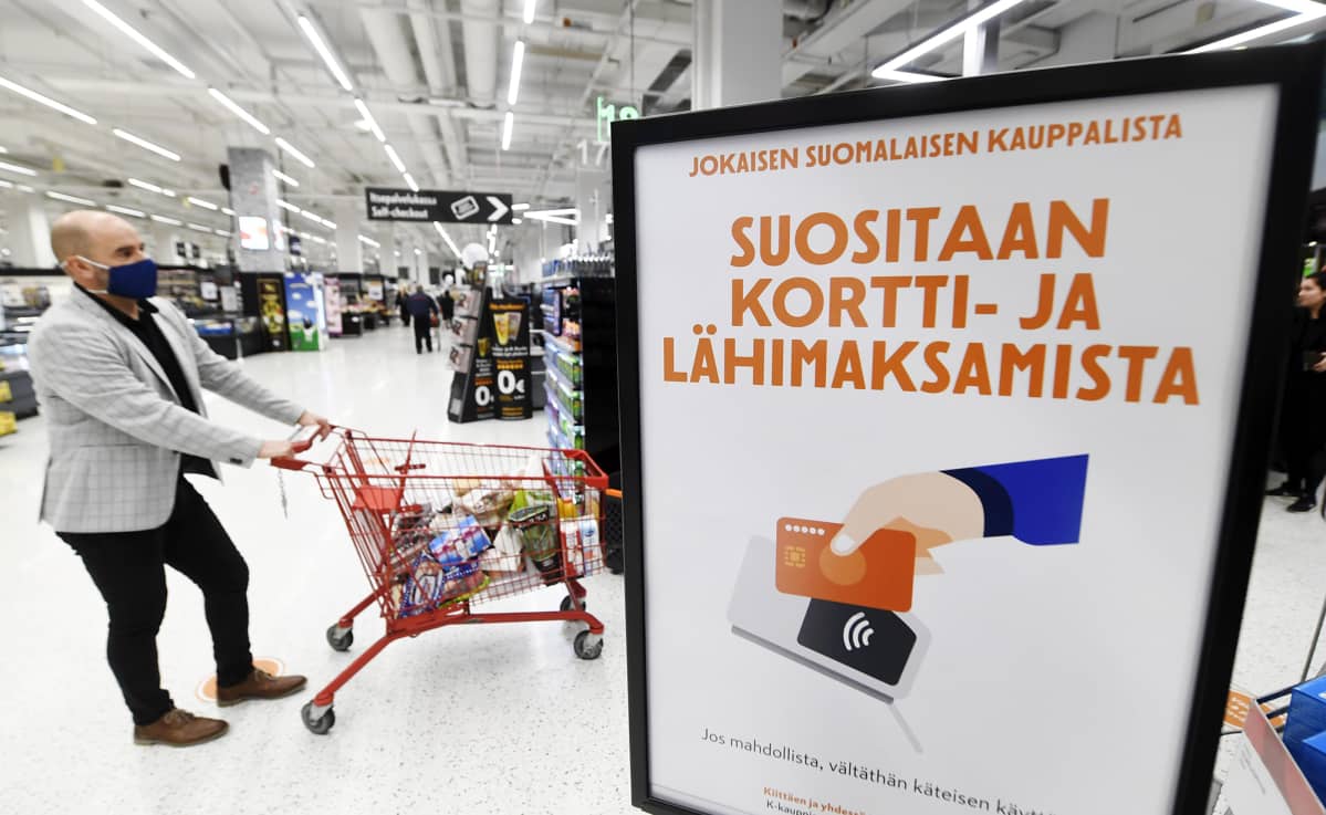 Hengityssuojainta käyttävä asiakas ja suositus korttimaksamisesta uudistetussa K-Citymarket Jumbossa Vantaalla 9. lokakuuta 2020.
