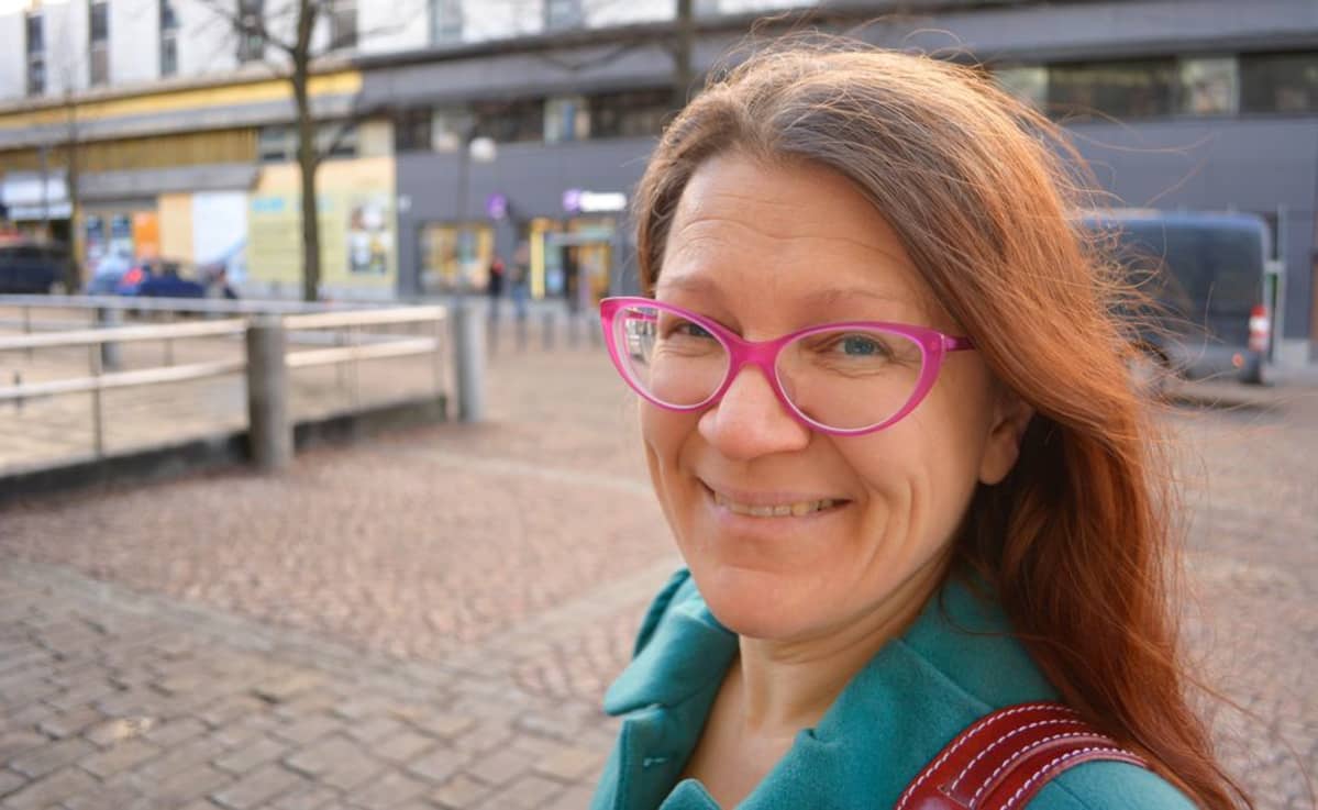 Karita Tuominen poseeraa kameralle.