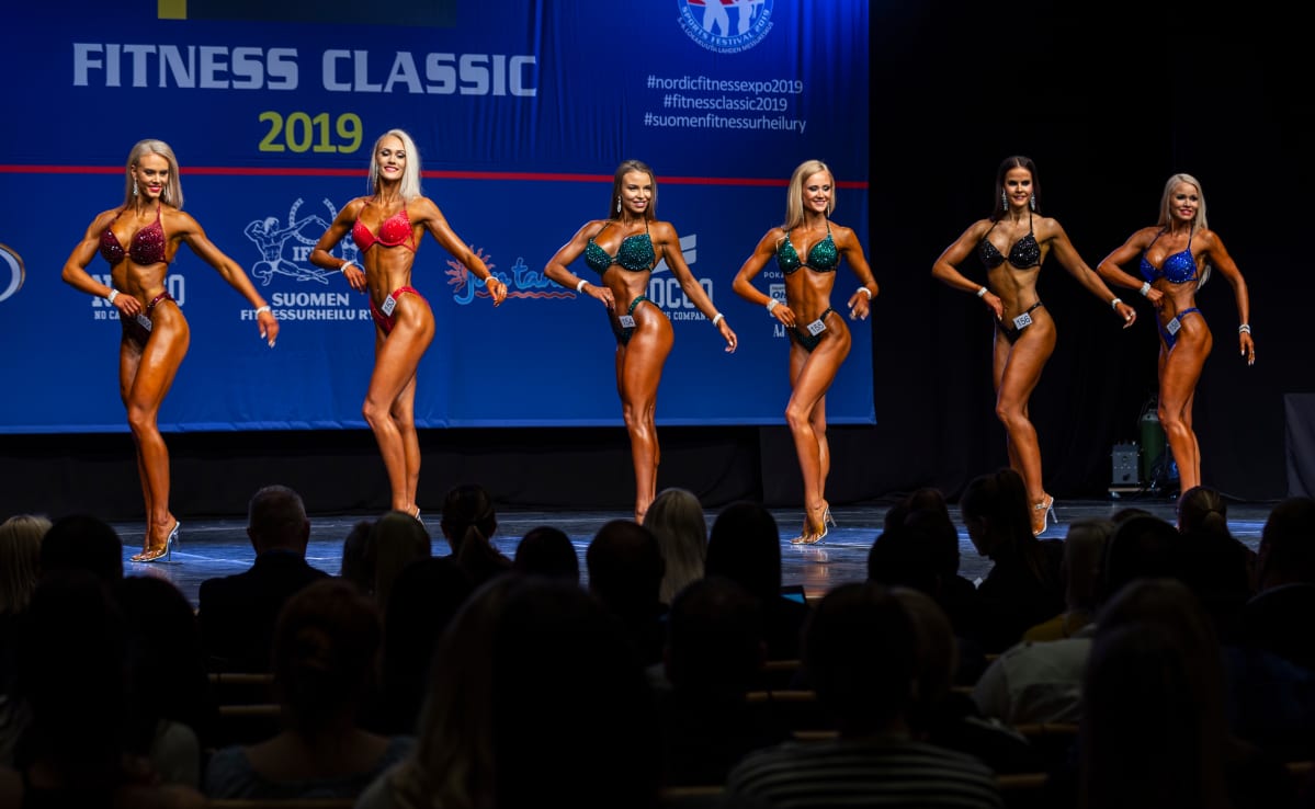 Bikini fitness -kilpailijat poseeraavat Helsingin Kulttuuritalon lavalla.