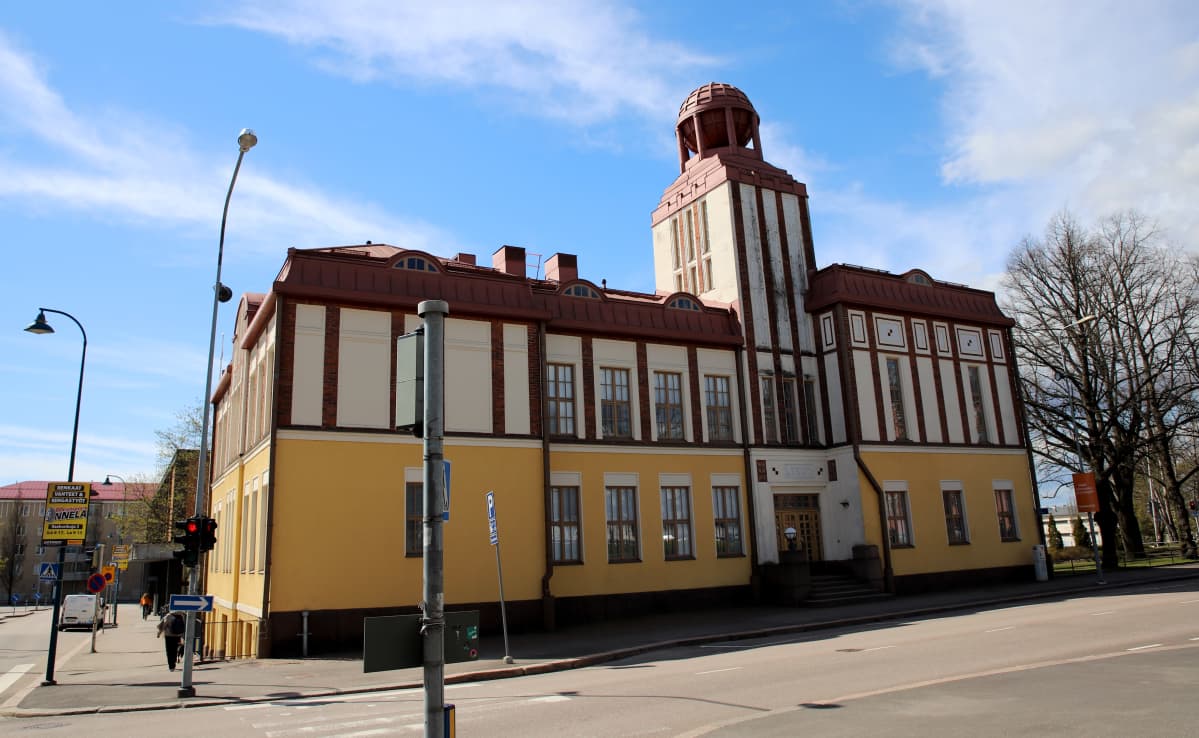 Kotkan lyseon Globus-rakennus