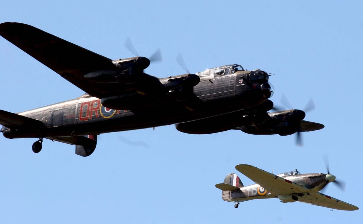Pommikone Avro Lancaster vieressään Hawker Hurricane -hävittäjä lentonäytöksessä Englannissa heinäkuussa 2006.