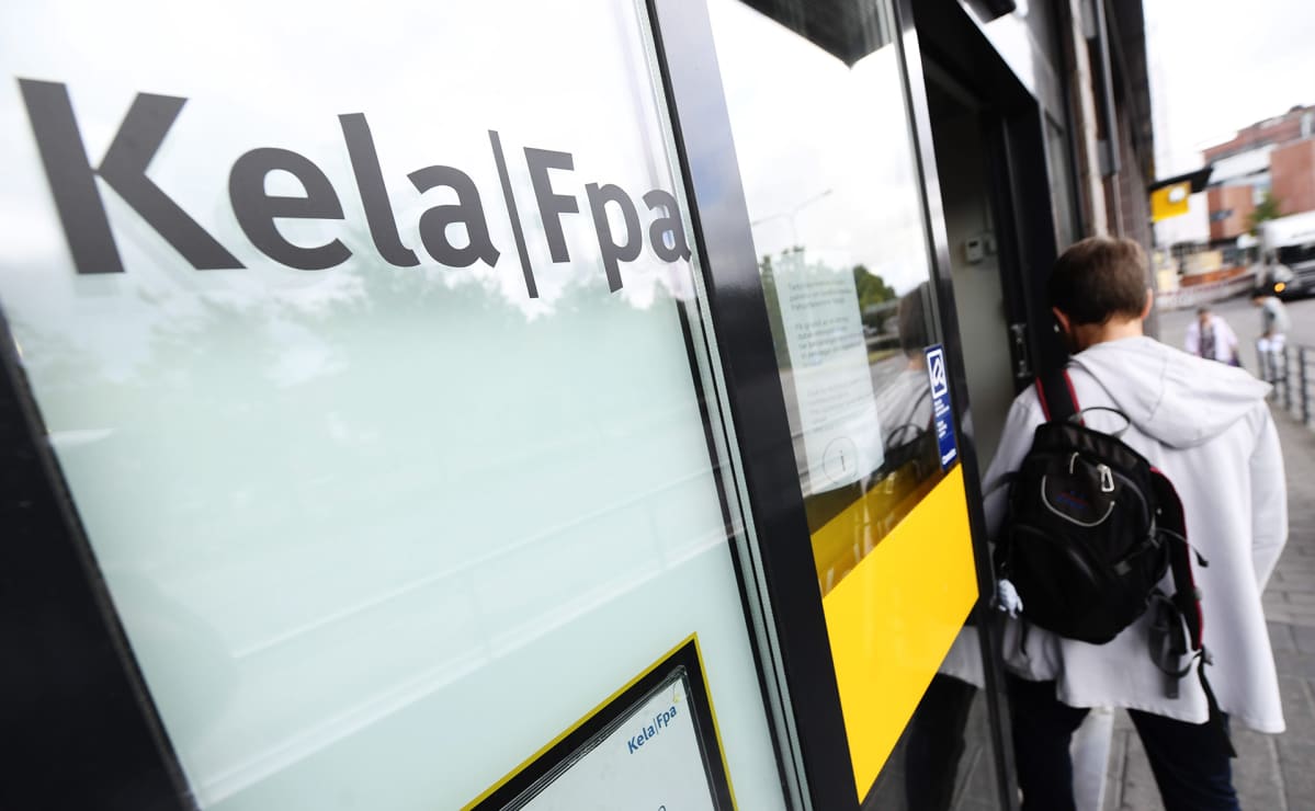 Mies menossa Kelan toimistoon Itäkeskuksessa
