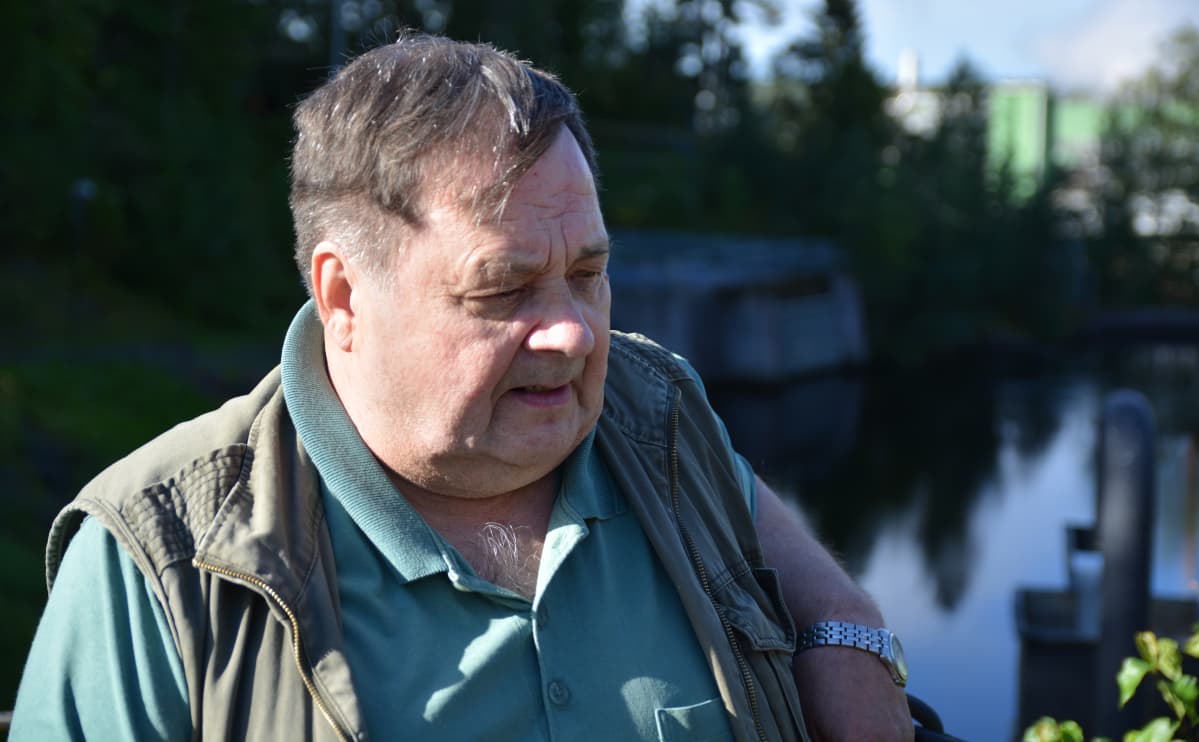 Aarno Jämsä istuu Metsä Board Kyron paperitehtaan edustalla