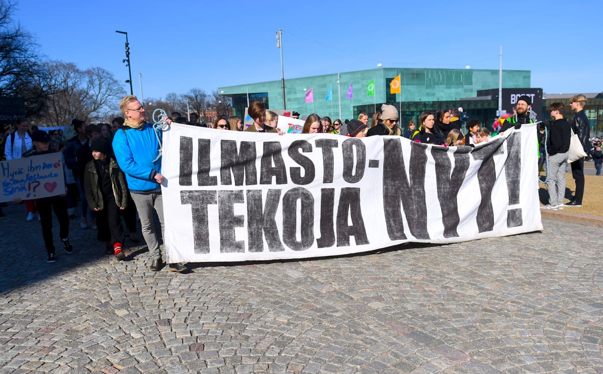 LKS 20190406 Ilmastomarssin osallistujat Eduskuntatalolla Helsingissä 6. huhtikuuta 2019.