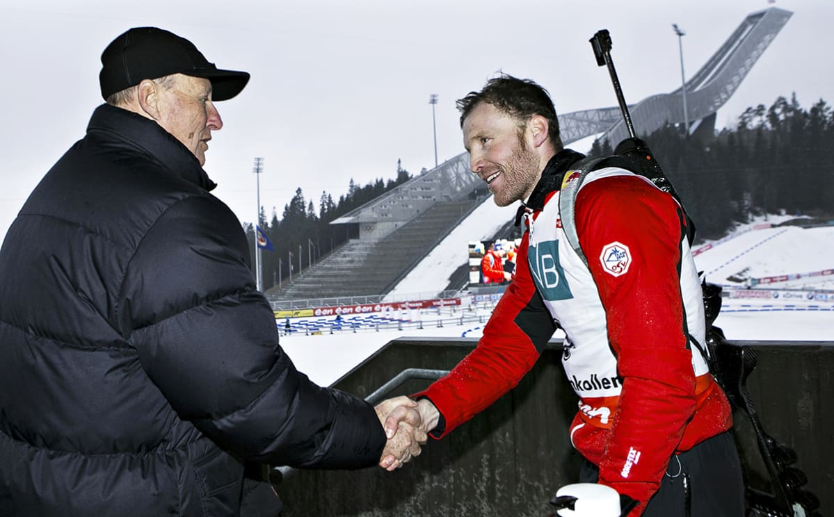 Kuningas Harald onnittelee Simon Ederiä Holmenkollenilla 2014.