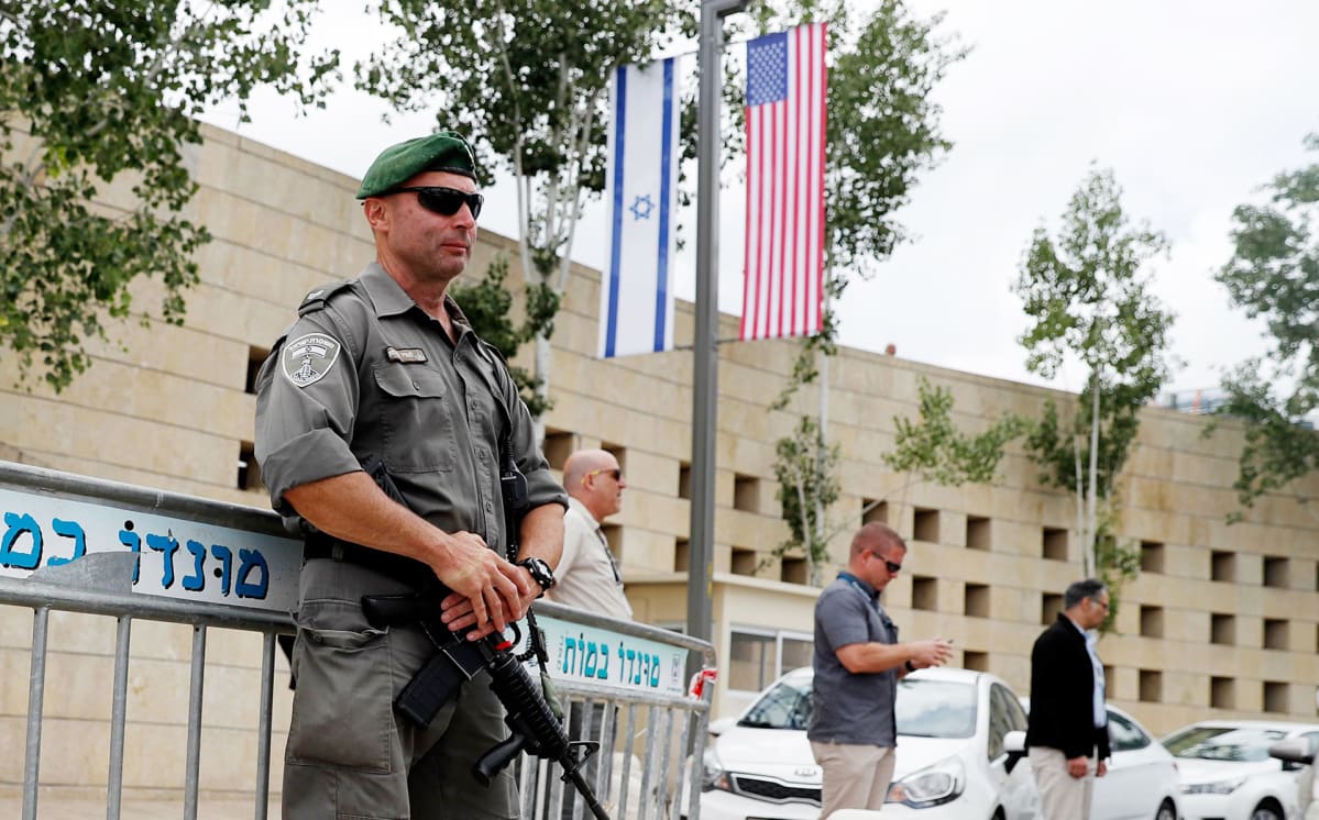 Israelin turvallisuusjoukkojen sotilas USA:n konsulaatin edessä Jerusalemissa 13. toukokuuta.