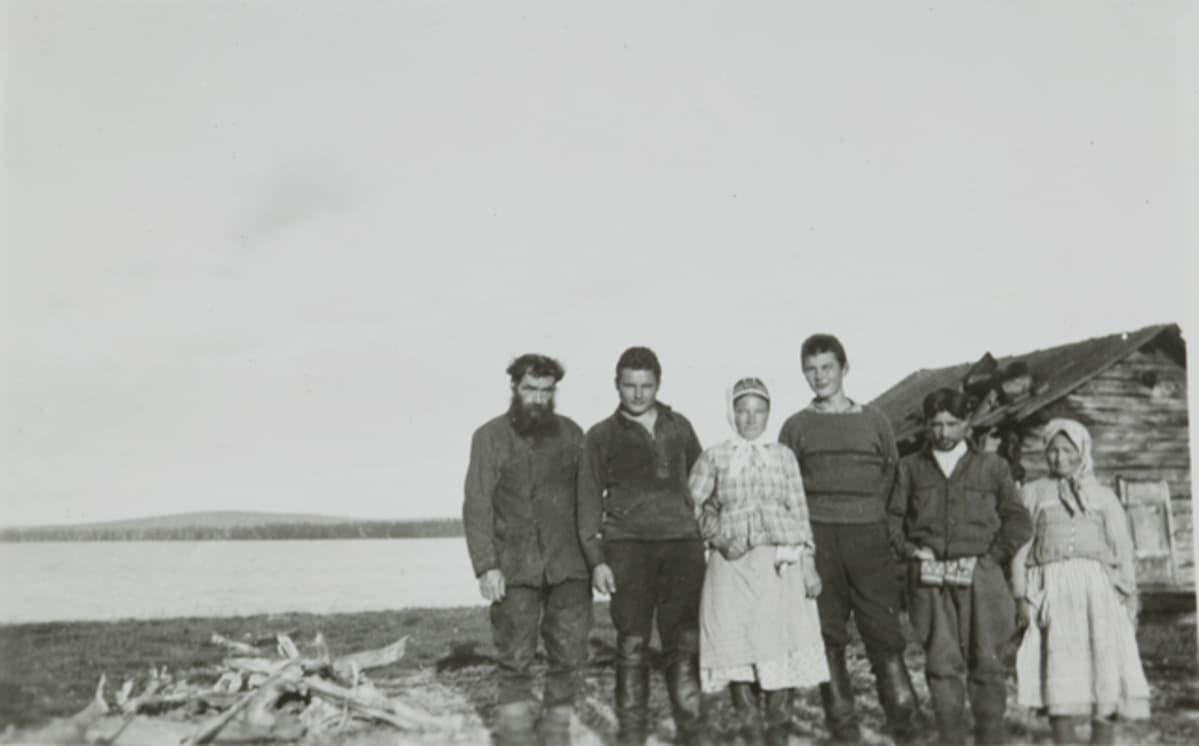 Kolttia sekä kaksi suomalaista asevelvollista Petsamon Suonikylässä elokuussa 1931.