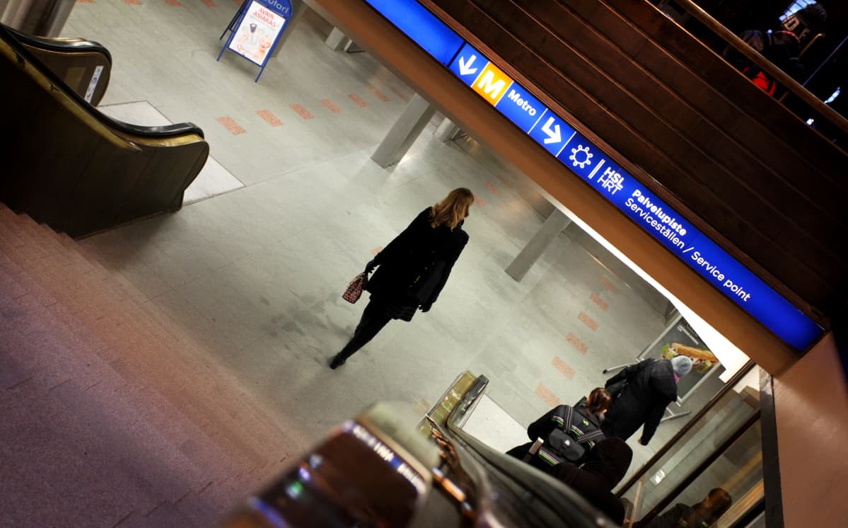 Janita Salmensuo kävelee Helsingin rautatieasemalta työpaikalleen Stockmannille tunnelin kautta.