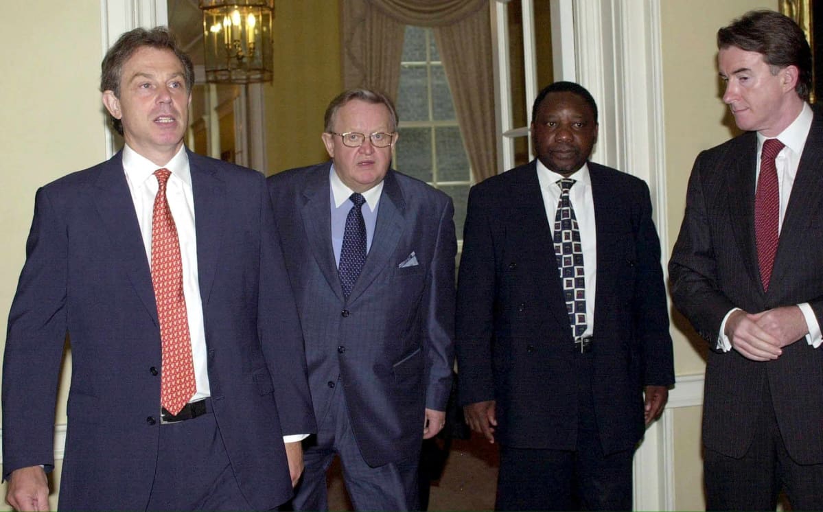 Presidentti Martti Ahtisaari osallistui Pohjois-Irlannin IRA:n asetarkastuksiin. Ahtisaari tapasi Britannian pääministerin Tony Blairin ja Pohjois-Irlannin asioiden ministerin Peter Mandelsonin Lontoossa yhdessä toisen asetarkastajan Cyril Ramaphosan kanssa.