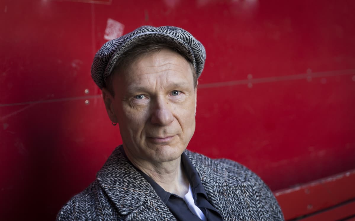 Ismo Alanko Kaapelitehtaan pihalla.
