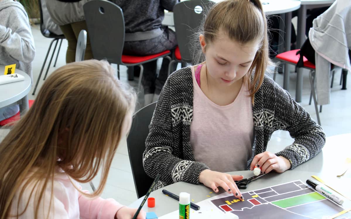 Pinja Uotinen (vas), 11, ja Neea Groschup, ovat suunnitelleet maahan piirrettävää labyrinttiä, josta tulee mahdollisesti jalkapallonmuotoinen.