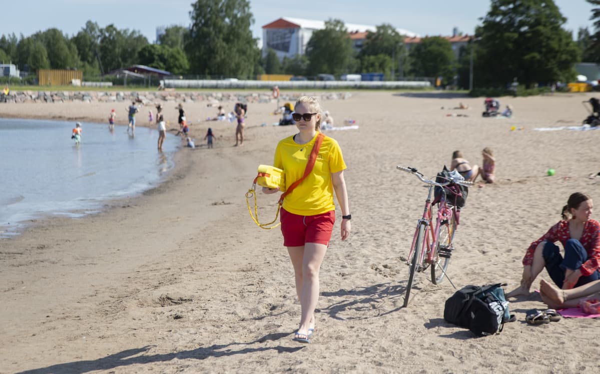 Hengenpelastaja Veera Lammi Helsingin hietaniemen uimarannalla.