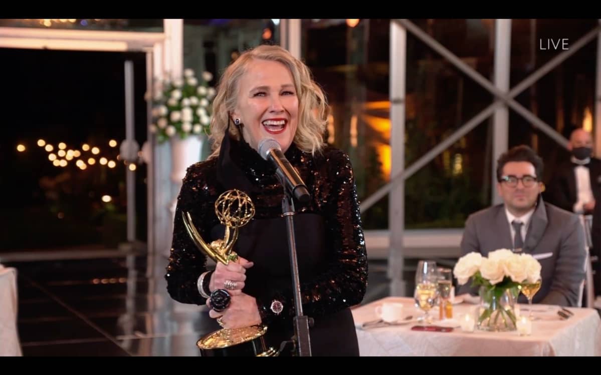 Catherine O'Hara vastaanottaa Emmy-palkinnon.