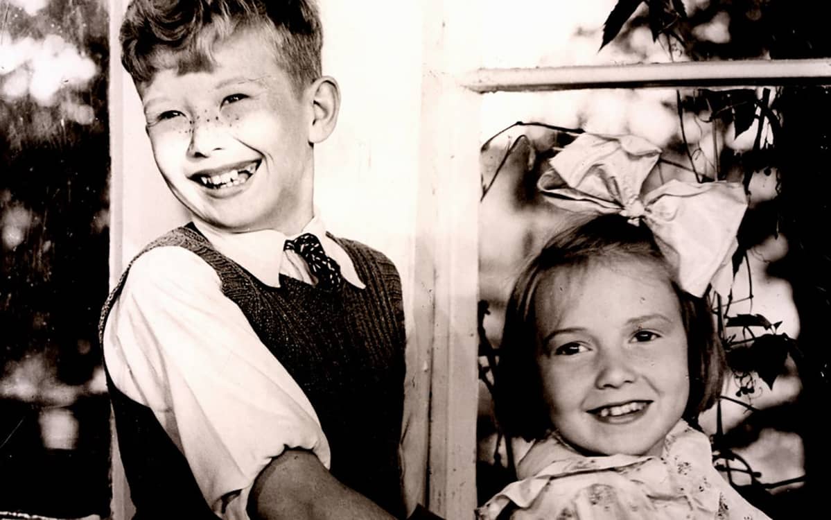 Lasse Pöysti Suomisen Ollina vuonna 1941. Ollin siskoa Pipsaa esitti Maire Suvanto.