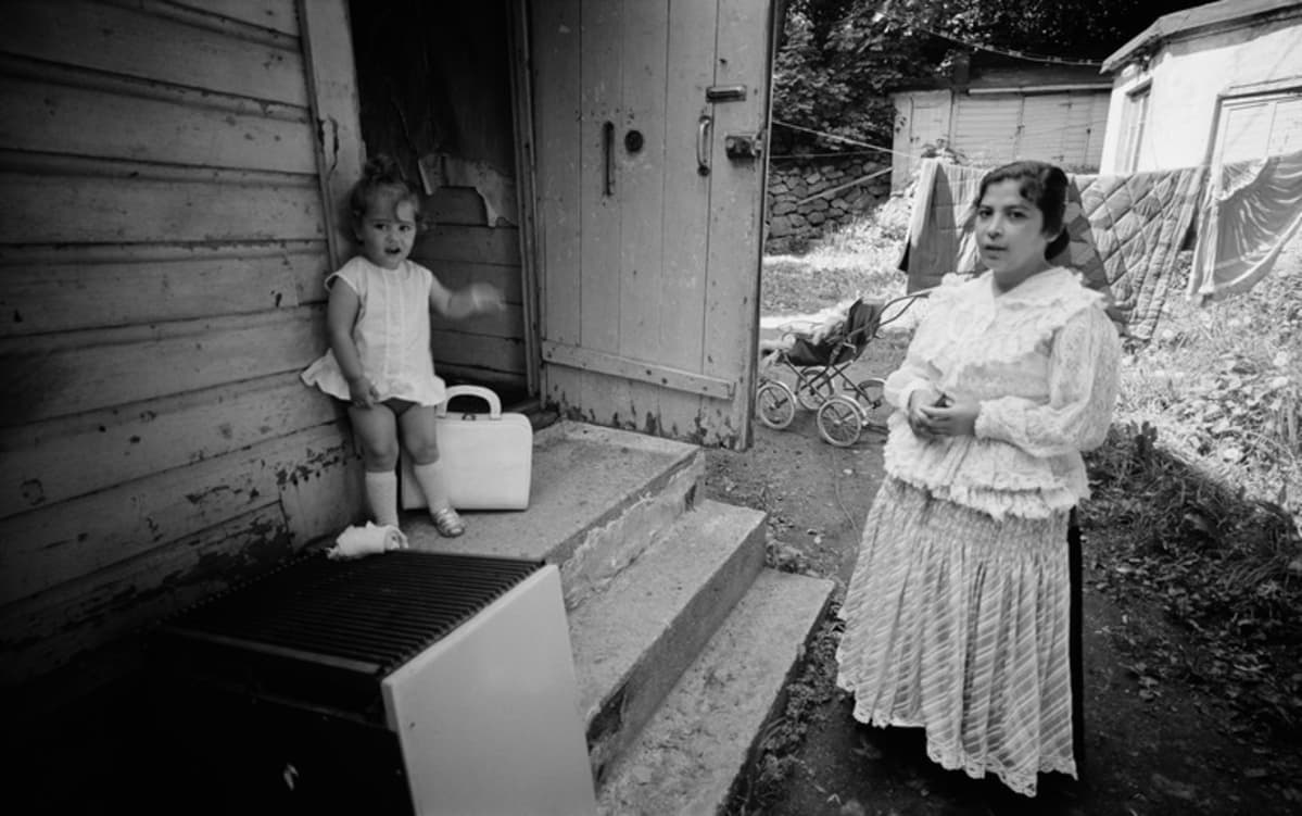 Lapsi ja nainen Pasilassa Hertankatu 3:n portailla kesäkuussa 1971.