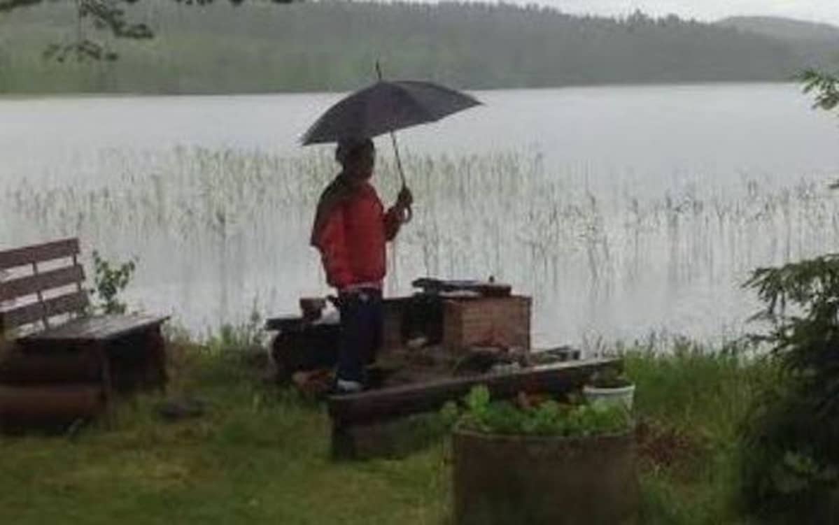 anoppi grillaa sateessa