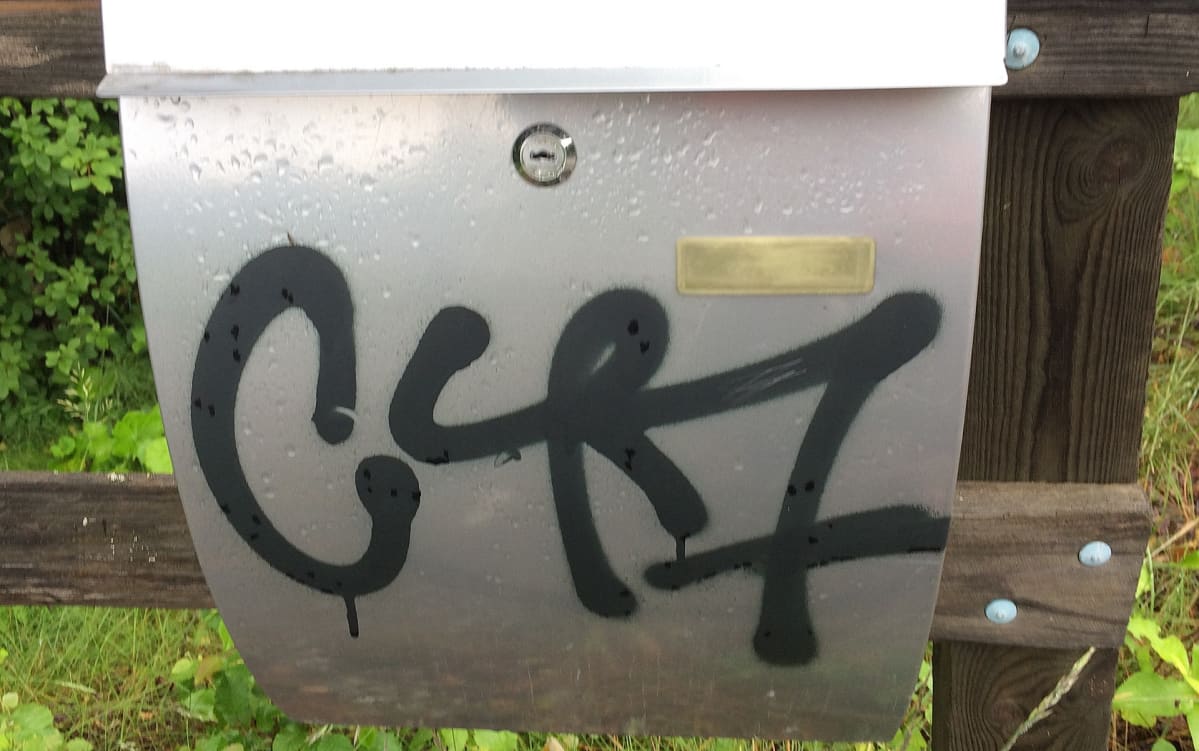 Töhritty postilaatikko.