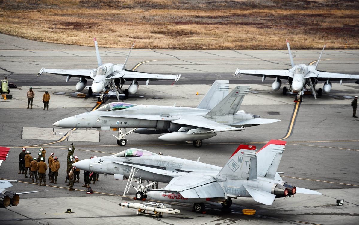 Ilmavoimien Hornet rullaa Eielsonin tukikohdassa Yhdysvaltain merijalkaväen F/A-18C -koneiden välistä
kohti Red Flag -tehtävää.