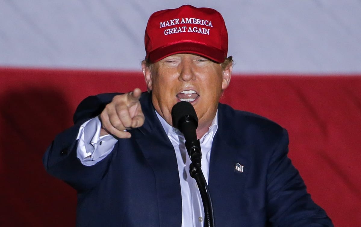 Trump puhuu ja osoittaa sormella