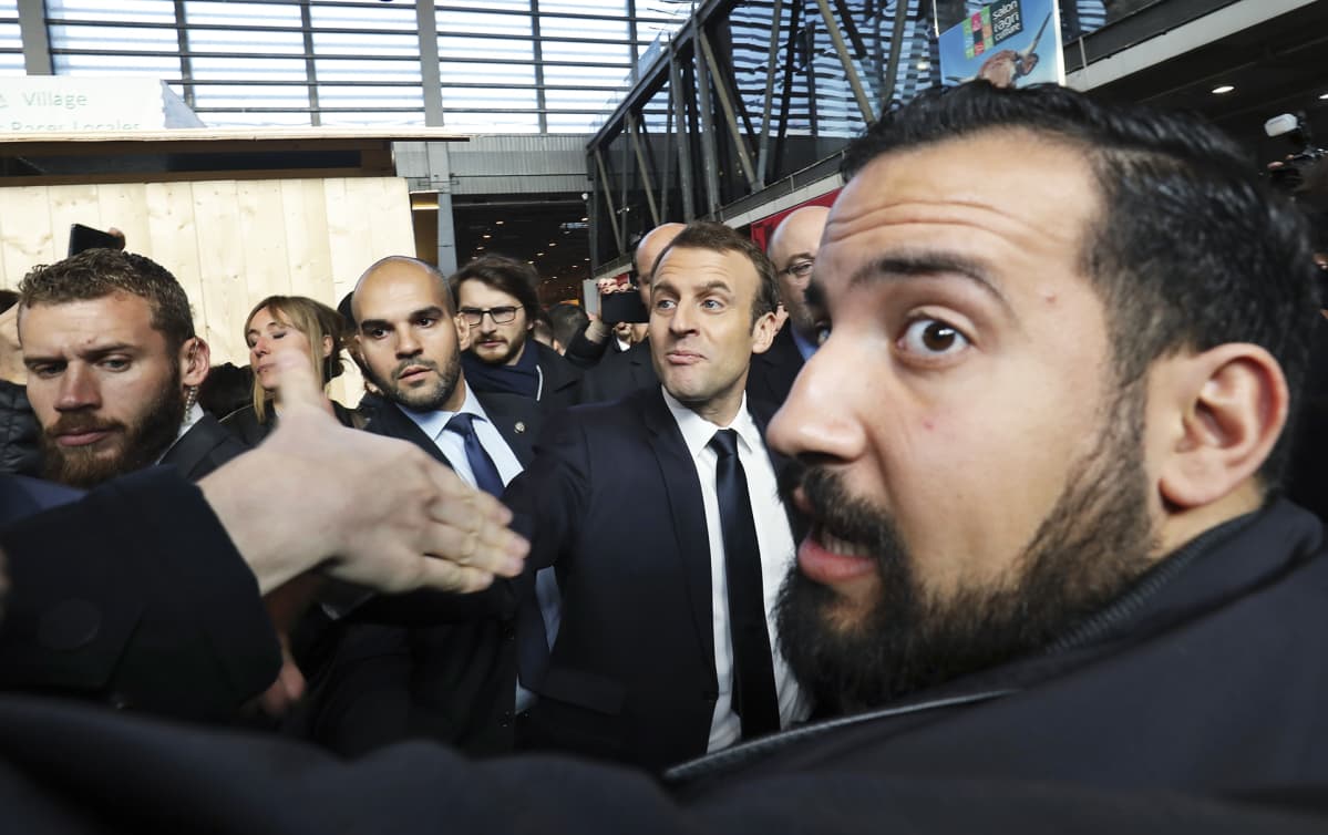 Emmanuel Macron ihmisten ympäröimänä.