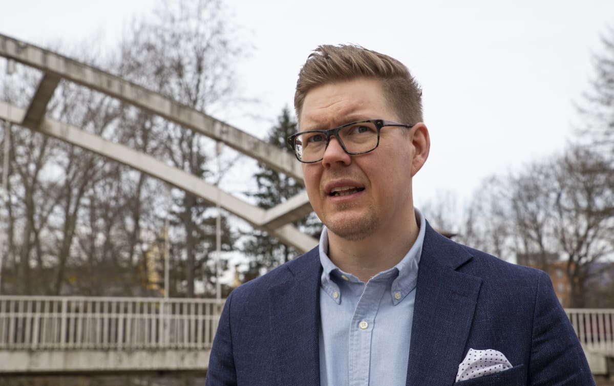 Antti Lindtman veininmyllyn puistossa vantaan tikkurilassa