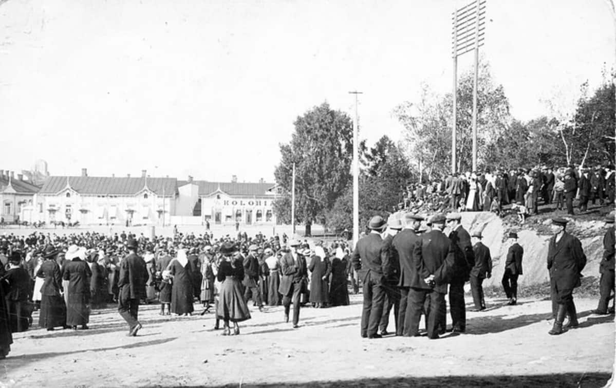 Suomalaisen viikon avajaiset Kotkan kauppatorilla syksyllä 1918, Kymenlaakson museo