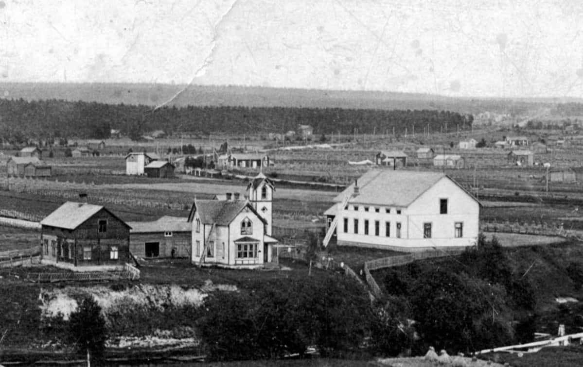 Kannuksessa Lestijoen pohjoispuolella sijaitsi vuonna 1900 valmistunut Oskari Tokoin tornitalo ja vieressä palokunnan talo, jotka molemmat paloivat vuonna 1925.