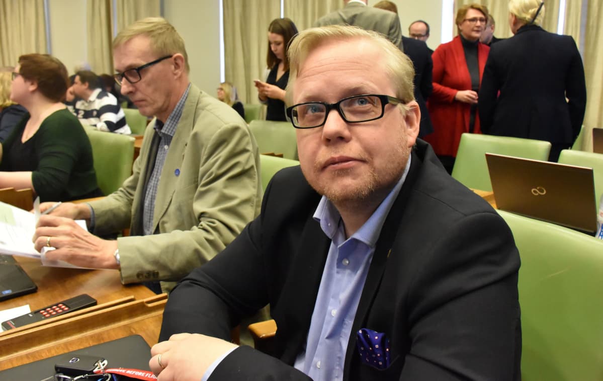 Juha Vasama (kok.) Porin valtuustossa. Taaempana vasemmalla Tapio Huhtanen (kesk.)