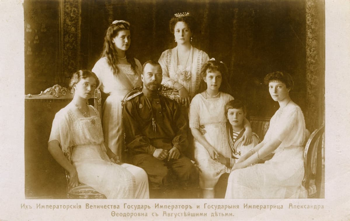 Vuonna 1914 julkaistu postikortti Nikolai II:n perheestä.