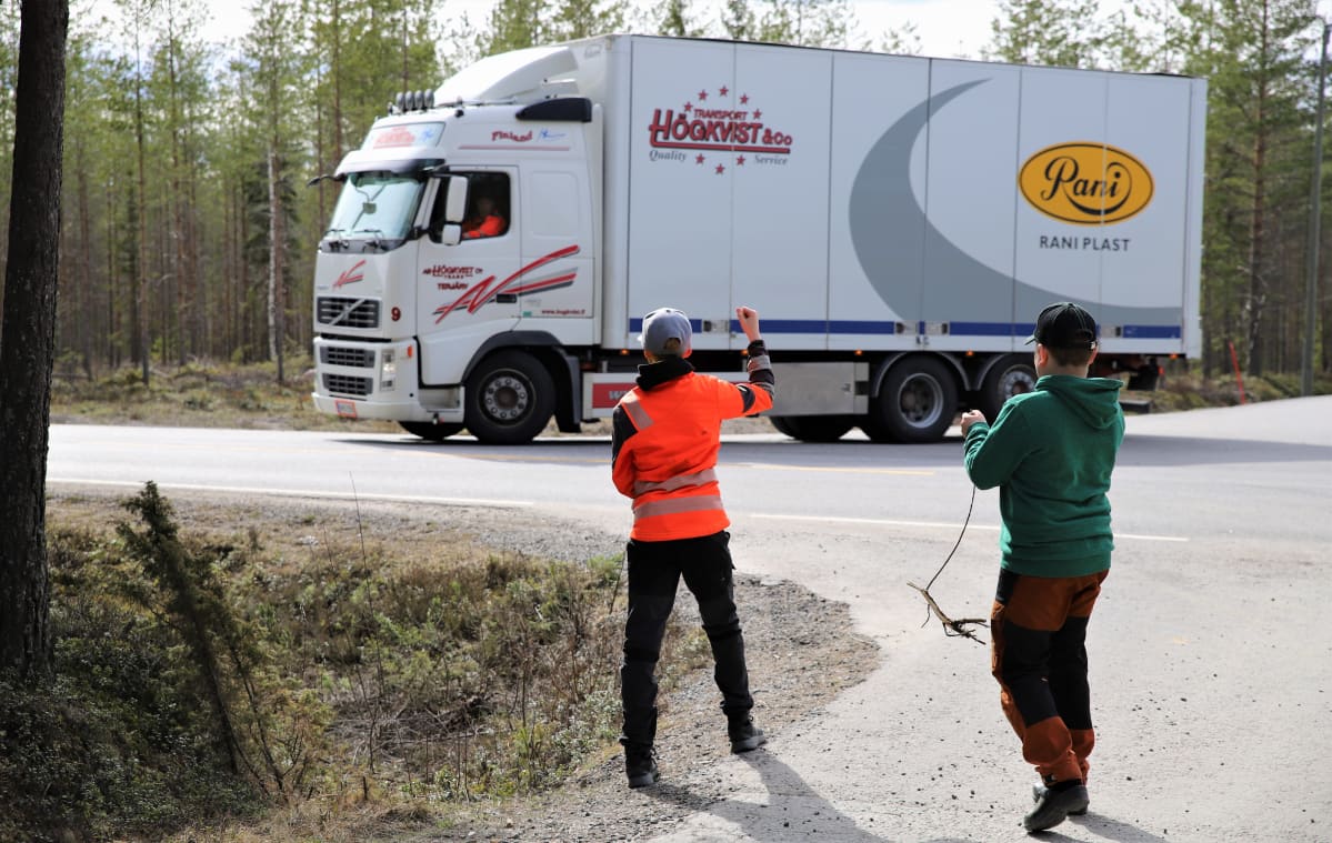Viktor Vesala ja Daniel Granbacka katsomassa rekkaa