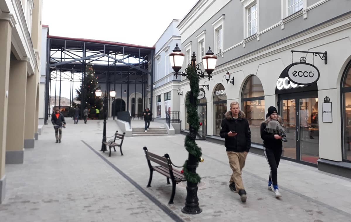 Ostoskylän kadulla ensimmäisiä asiakkaita.