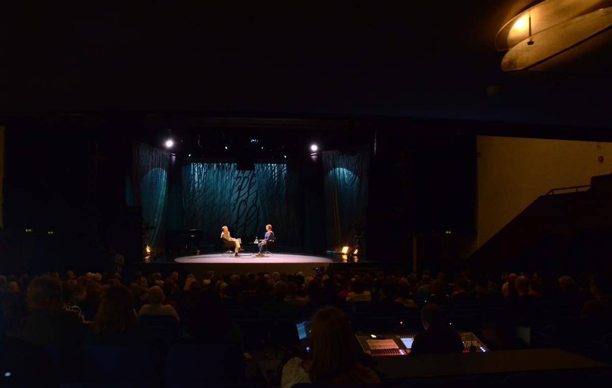 Hannu Väisänen ja Hanna Saarikoski lavalla Savoy -teatterissa