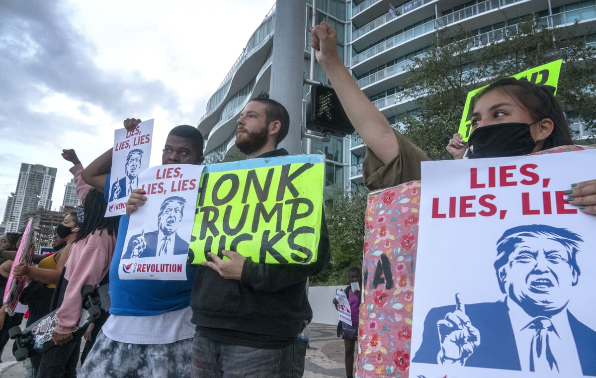 Trumpia vastustavia mielenosoittajia Miamissa, Floridassa. Trumpia esittävässä kyltissä lukee englanniksi: Lies, Lies, Lies.