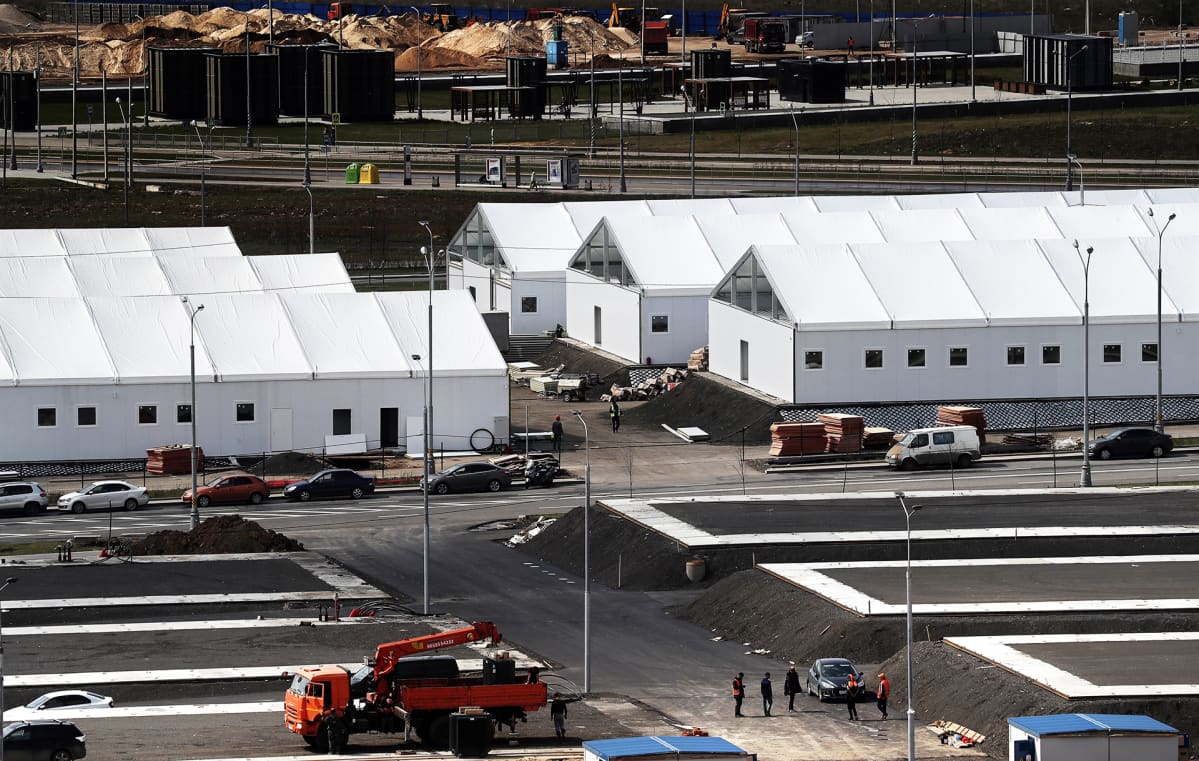 Väliaikaisten telttasairaaloiden rakentamista Moskovassa 5. toukokuuta.