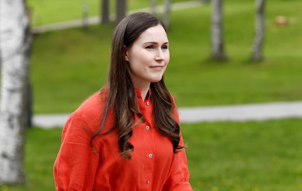 Sanna Marin saapumassa presidentti Niinistön isännöimiin Kultaranta-keskusteluihin Helsingissä.