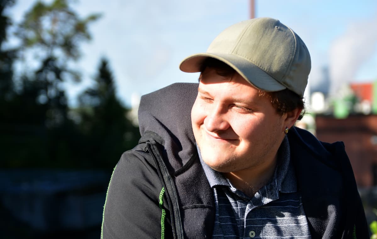 Pesis Jämsä istuu Kyron paperitehtaan edustalla