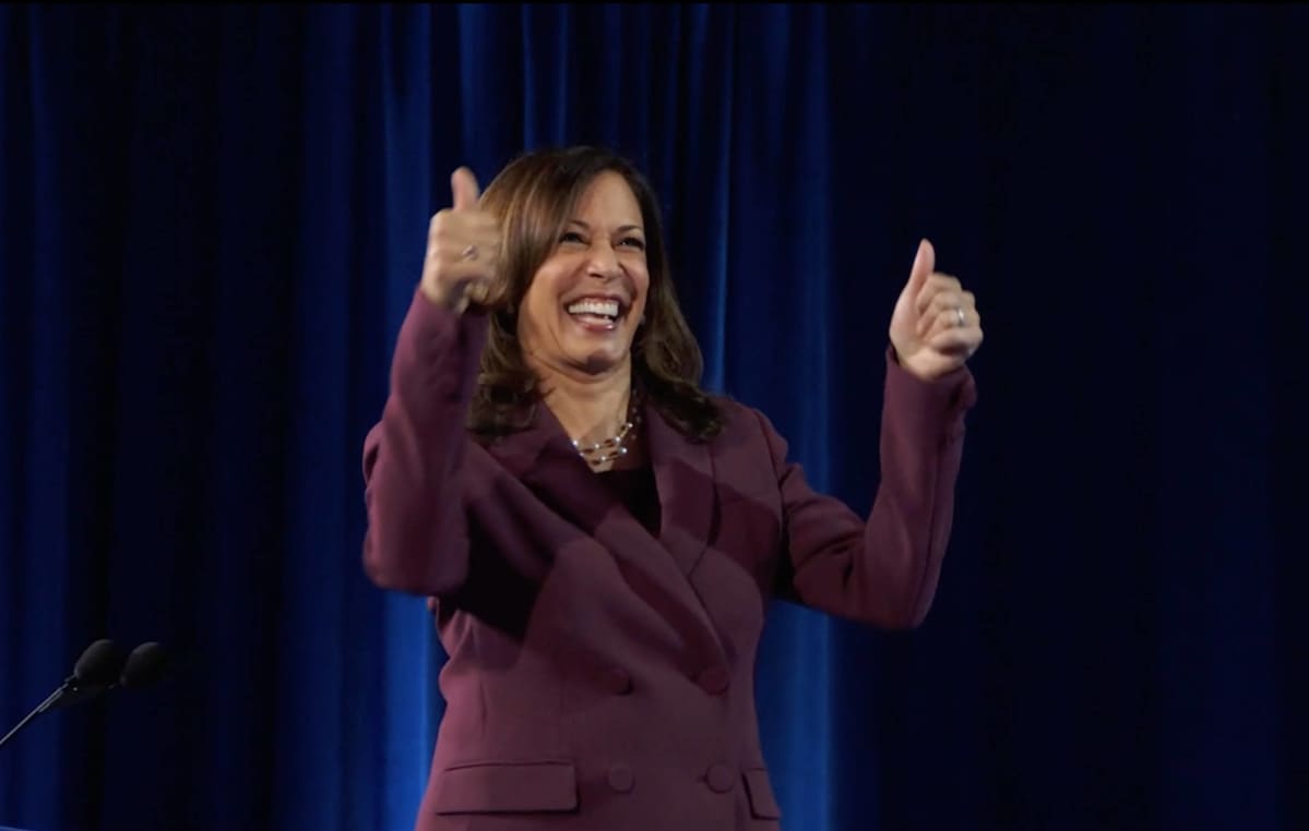 Varapresidenttiehdokas Kamala Harris peukut pystyssä demokraattien puoluekokouksessa pitämänsä puheen jälkeen elokuussa 2020.