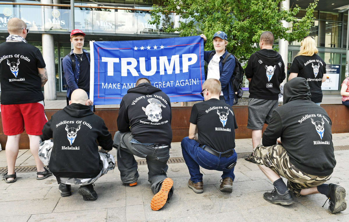 Trumpin tukijoita ja Soldiers of Odin -paitaisia miehiä.