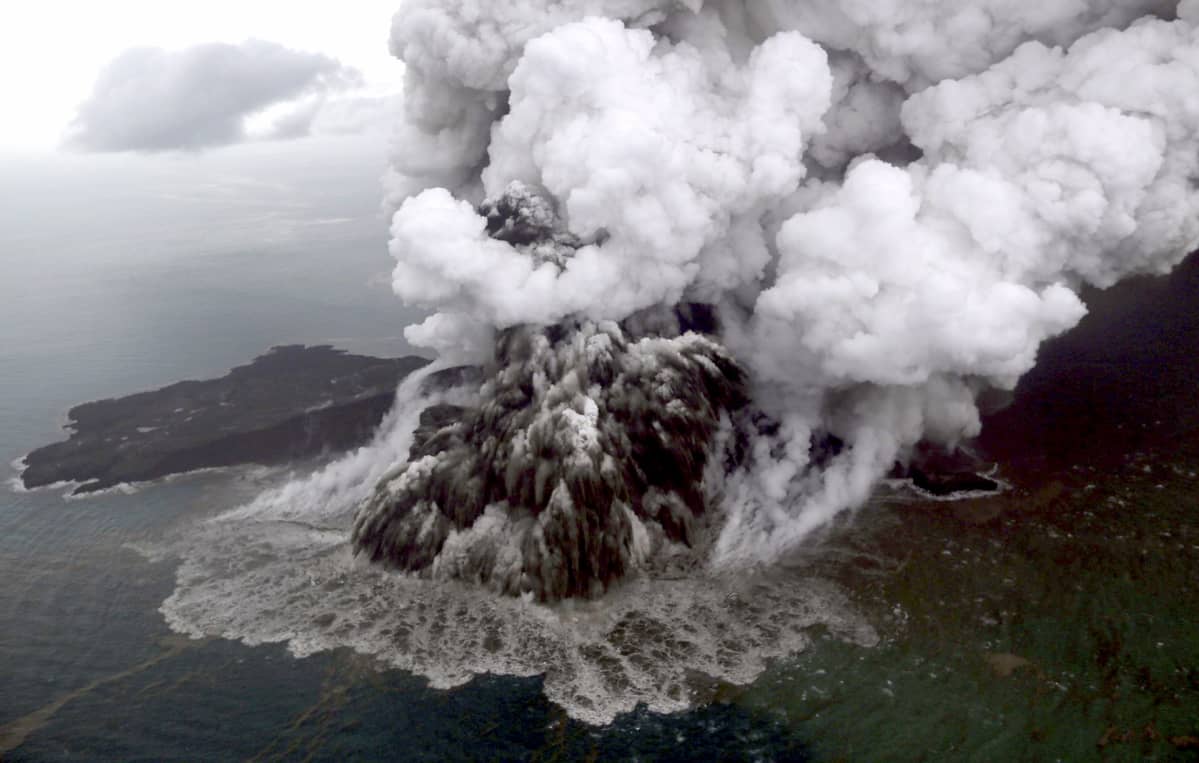 Anak Krakatau -tulivuoren purkaus ilmasta kuvattuna.