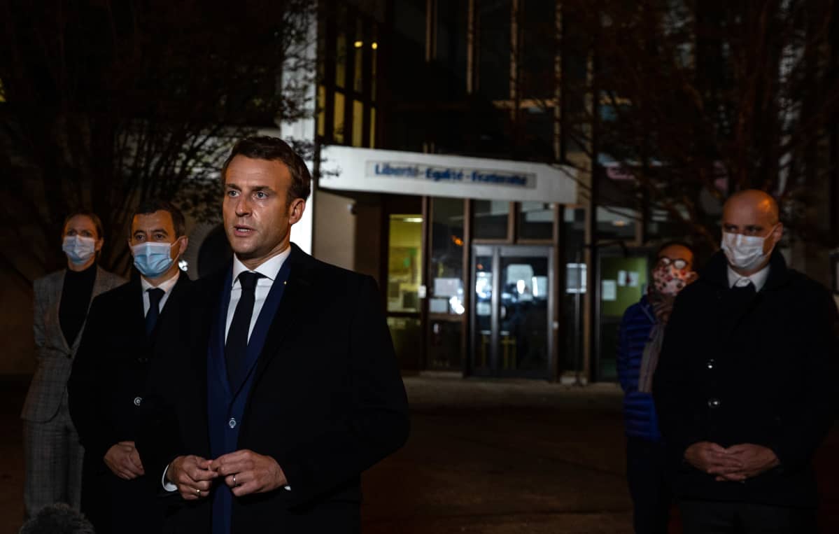 Emmanuel Macron puhuu iskun jälkeen koululla