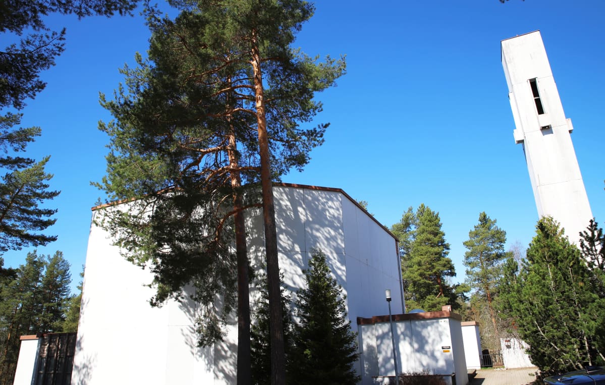 Kuvassa näkyy valkoseinäinen Halssilan seurakuntakeskus ja sen oikealla puolella valkoinen kellotorni.