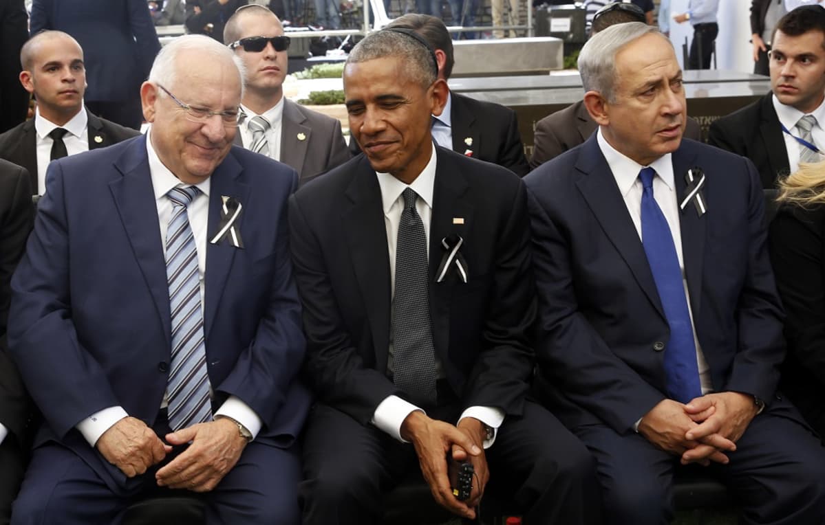 Rivlin, Obama ja Netanyahu istuvat vierekkäin.