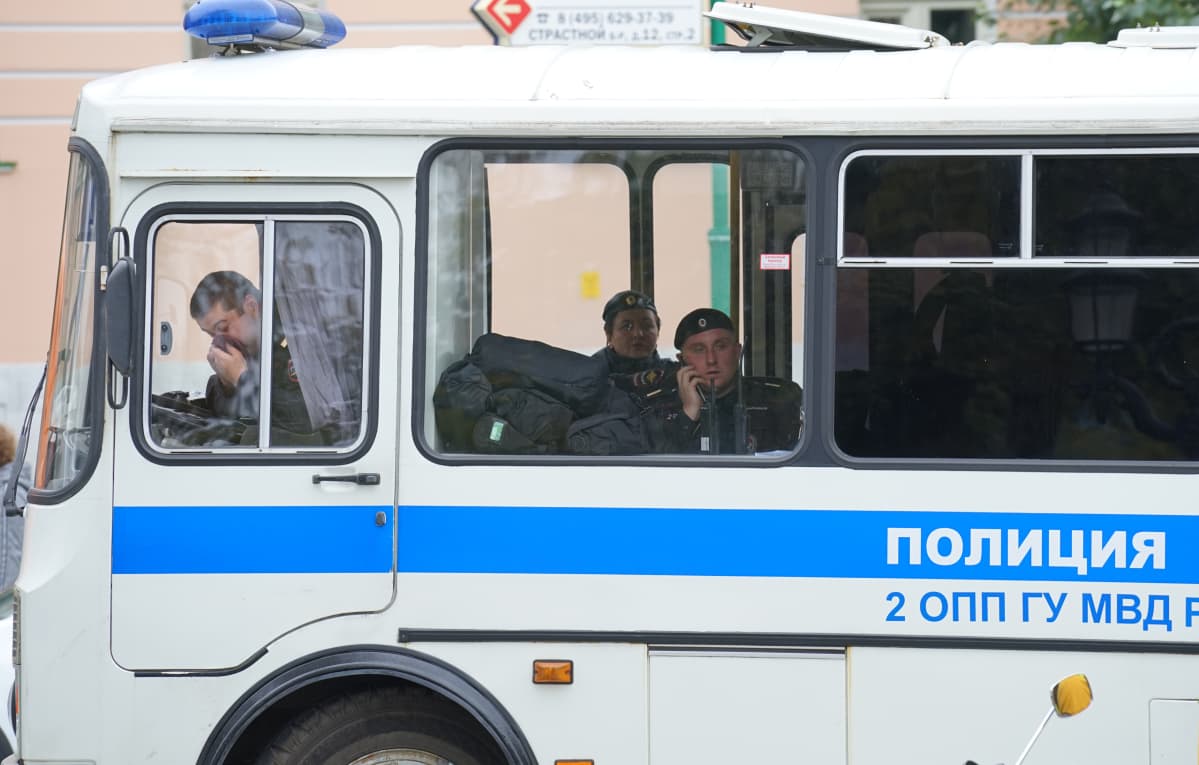 Poliiseja Moskovan keskuksessa.