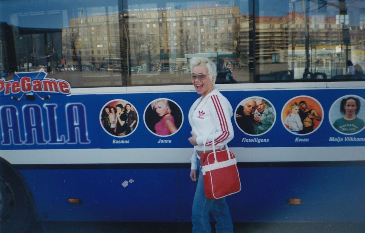 Jonna Christensen kävelee bussin ohi.