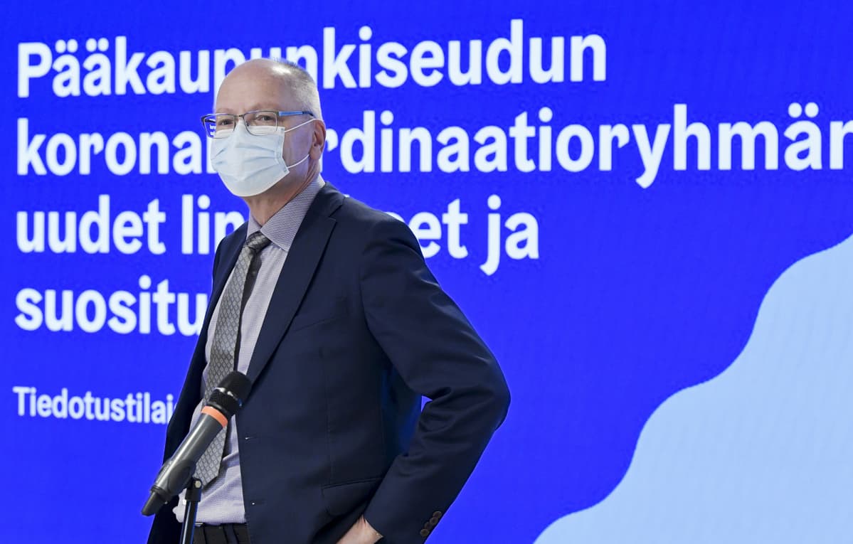 HUSin toimitusjohtaja Juha Tuominen pääkaupunkiseudun koronakoordinaatioryhmän uusia linjauksia ja suosituksia koskevassa tiedotustilaisuudessa Helsingissä 14. lokakuuta 2020.